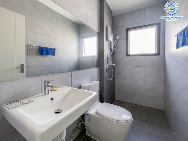 *****บ้านแฝดมือสองย่านปทุมธานี ม.เวนิว ติวานนท์-รังสิต เนื้อที่มากถึงเกือบ 39 ตร.ว. ฟังก์ชัน 3 ห้องนอน 3 ห้องน้ำ 2 ที่จอดรถ บ้านราคาดีสุดในโครงการ สภาพใหม่แทบไม่เคยอยู่ มาพร้อมของแถมเพียบ!! บนทำเลดี ใกล้รถไฟฟ้าสายสีแดง "สถานีรังสิต", ทางด่วน "ศรีสมาน" และ "ศรีรัช"